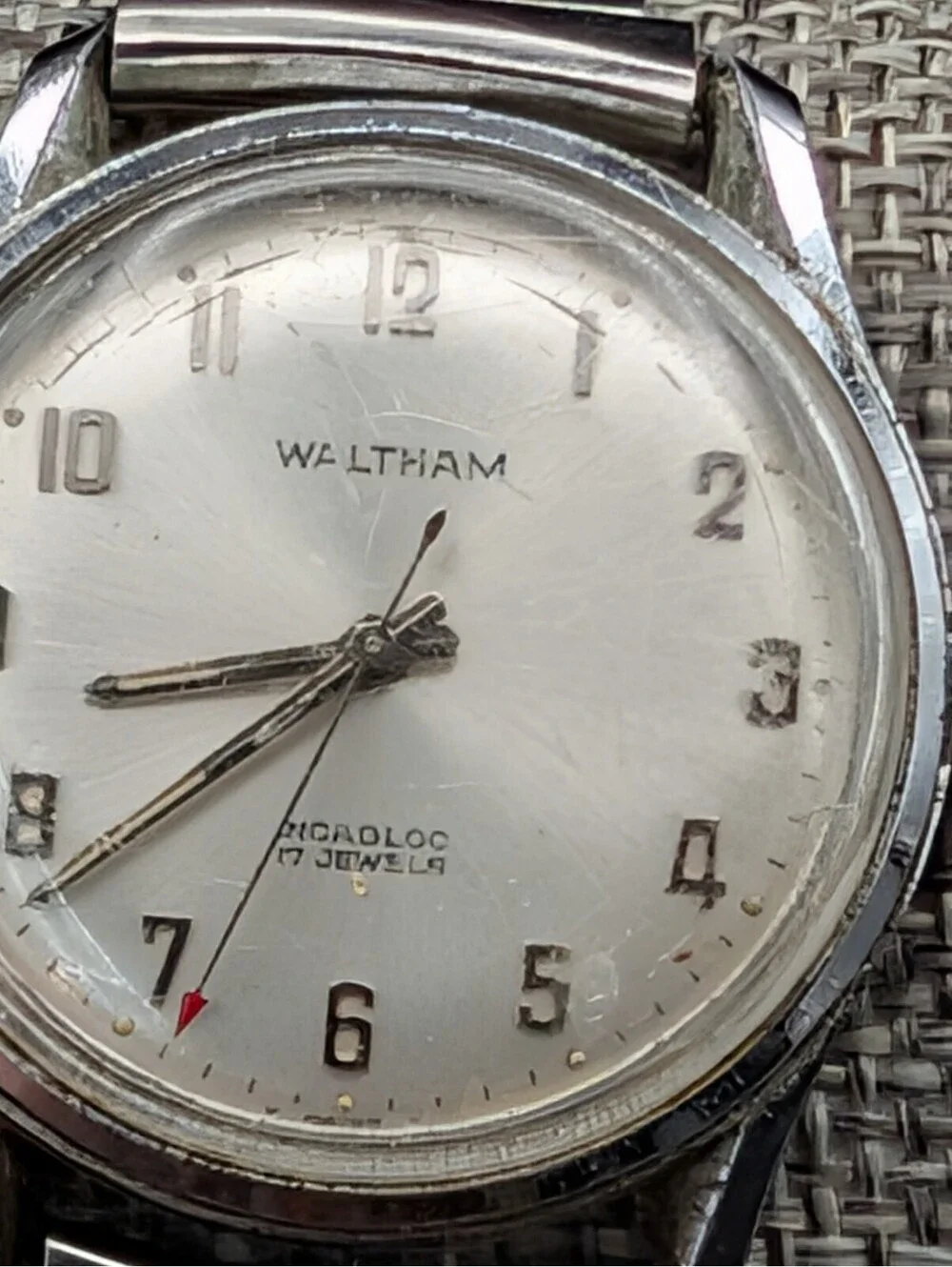Vintage Waltham Incabloc 17 Jewels Mens Watch Swiss Red Arrow Hand Runs Stretch